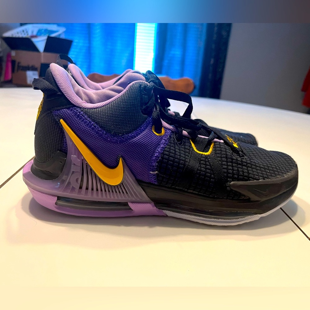 Nike LeBron Witness 7 DM1123-002 Sz 8.5 Mens Black/Purple/Gold Basketball Lakers